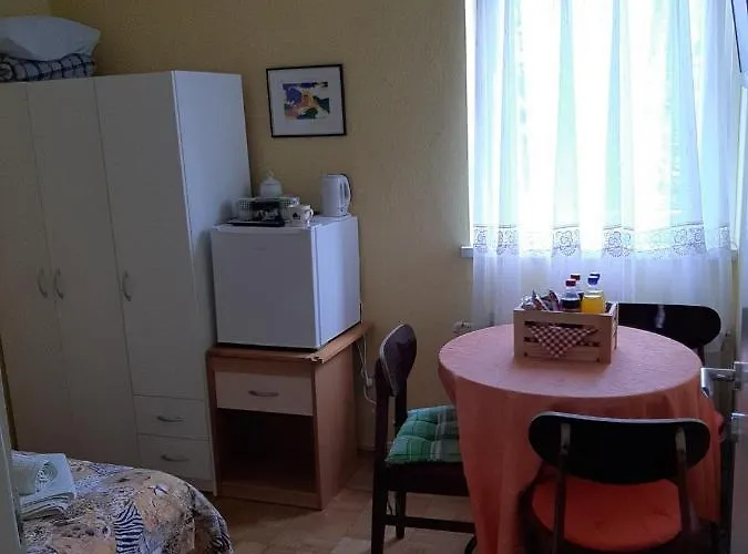 ゲストハウス And Knez ポルトローシュ