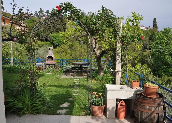 ゲストハウス And Knez ポルトローシュ