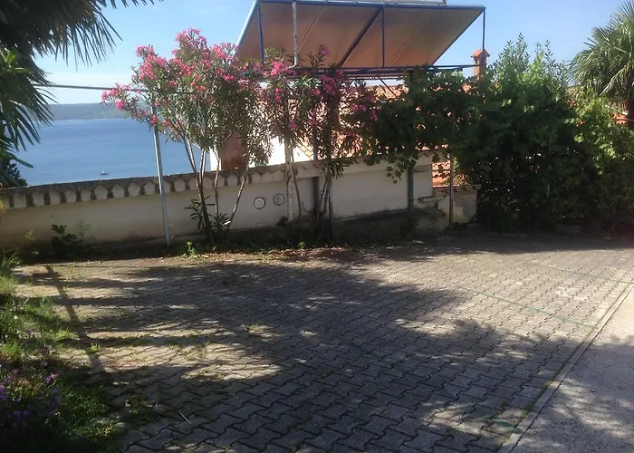 ゲストハウス And Knez ポルトローシュ